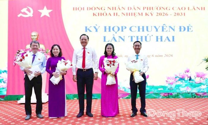 Đồng chí Nguyễn Hùng Tráng, Ủy viên Ban Thường vụ Tỉnh ủy, Bí thư Đảng ủy, Chủ tịch HĐND phường Cao Lãnh tặng hoa chúc mừng các đồng chí được bầu bổ sung và miễn nhiệm chức vụ Trưởng Ban Kinh tế - Ngân sách và Trưởng Ban Văn hóa - Xã hội.