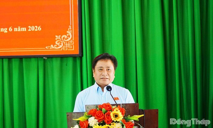 Đồng chí Trần Văn Dũng phát biểu tại buổi tiếp xúc cử tri xã Hội Cư.