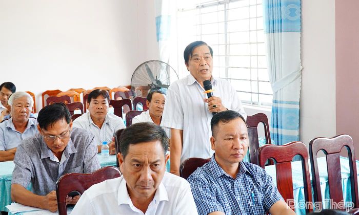 Cử tri xã Hội Cư phát biểu ý kiến tại buổi tiếp xúc.