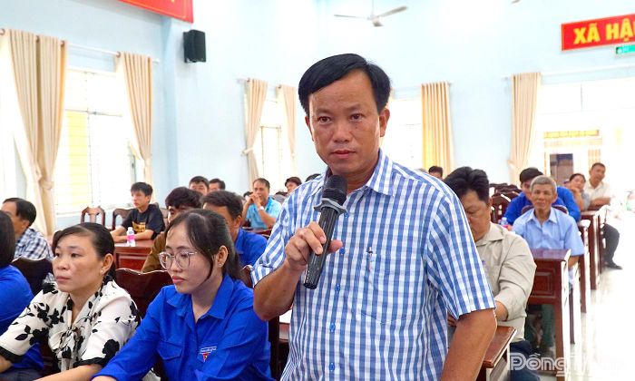 Cử tri xã Hậu Mỹ phát biểu ý kiến tại buổi tiếp xúc.