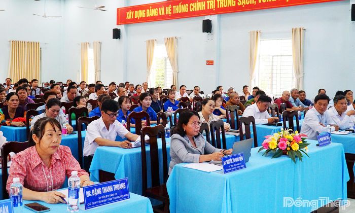 Quang cảnh buổi tiếp xúc cử tri tại xã Hậu Mỹ.