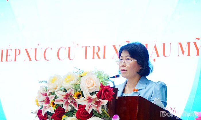 Đồng chí Phạm Thị Mai Tiên phát biểu tại buổi tiếp xúc cử tri xã Hội Cư.
