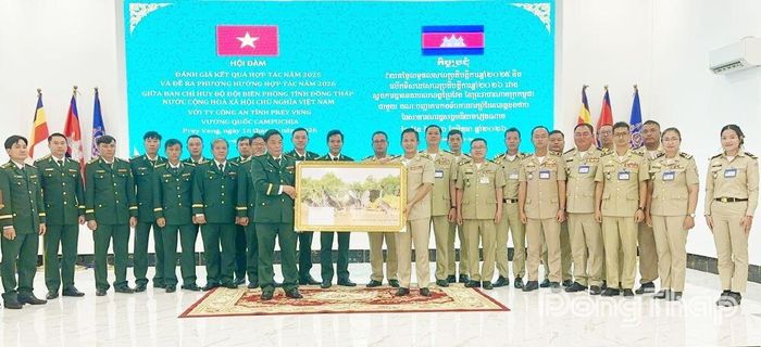Đoàn lãnh đạo Ban Chỉ huy Bộ đội Biên phòng tỉnh Đồng Tháp (bên trái) tặng quà lưu niệm cho Ty Công an tỉnh Prey Veng.