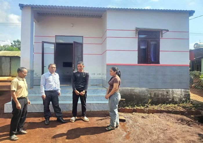 Căn nhà Đại đoàn kết của gia đình anh Thân (thứ 2 từ phải sang). Ảnh: R.H