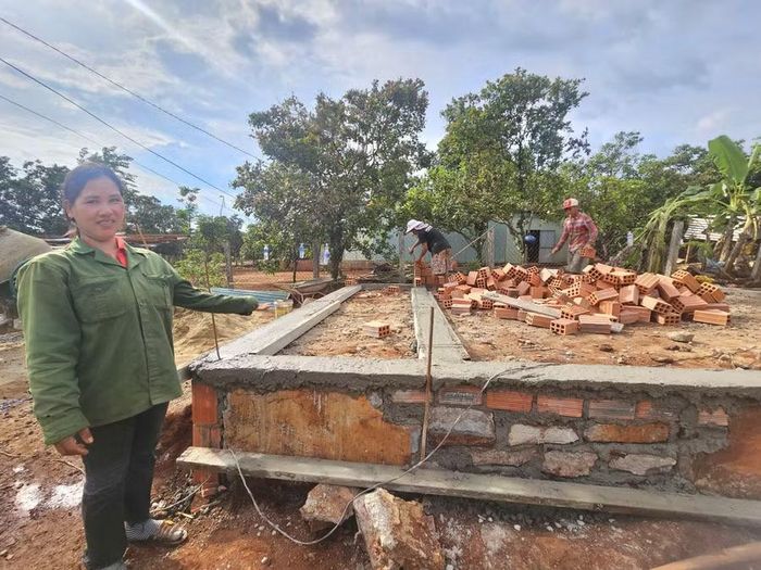 Chị Rơ Mah Phyich vừa khởi công xây dựng nhà mới. Ảnh: R.H