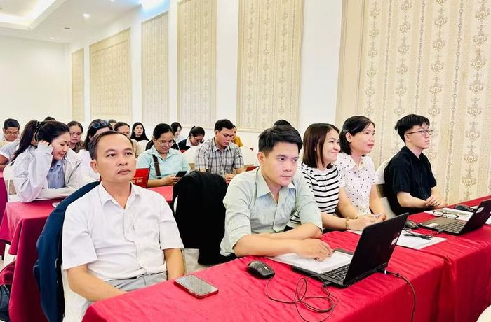 Từ ngày 15-6 đến 19-6, Sở Y tế phối hợp với Viettel chi nhánh Gia Lai tổ chức 5 lớp tập huấn triển khai hệ thống hồ sơ sức khỏe điện tử toàn dân cho cán bộ, nhân viên y tế. Ảnh: Như Nguyện