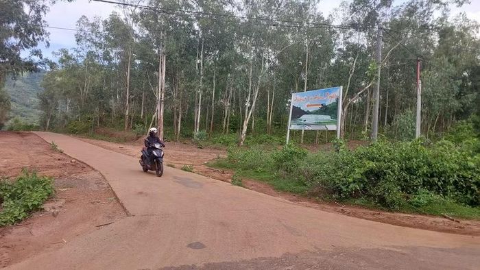 Đường lên đỉnh Pyầu đã được bê tông hóa giúp, tạo thuận lợi cho người dân và khách tham quan. Ảnh: N.D