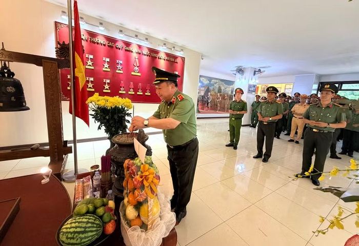  Lãnh đạo Công an tỉnh dâng hương, dâng hoa tưởng niệm Chủ tịch Hồ Chí Minh tại Nhà truyền thống Công an tỉnh. Ảnh: Văn Ngọc 
