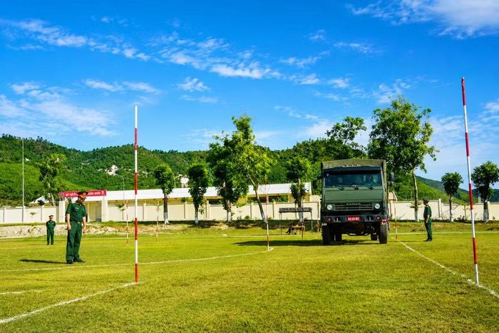 Thực hành kiểm tra kỹ năng lái xe quân sự. Ảnh: H.P