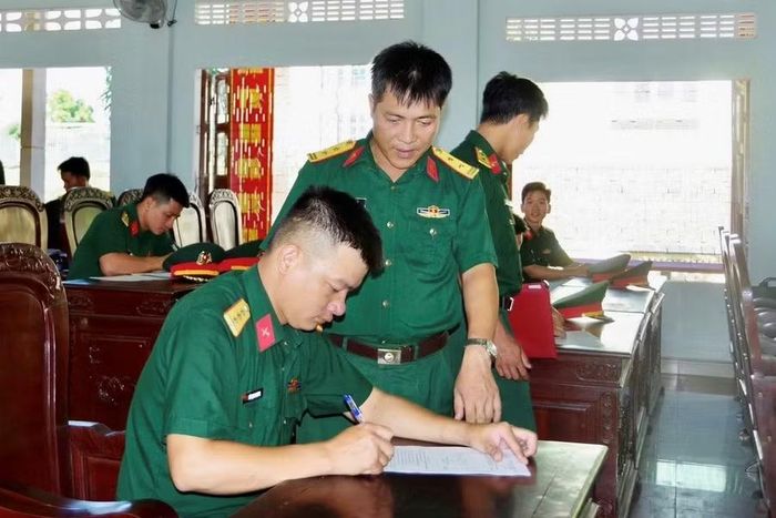 Thí sinh tham gia kiểm tra lý thuyết, chuyên môn nghề. Ảnh: H.P