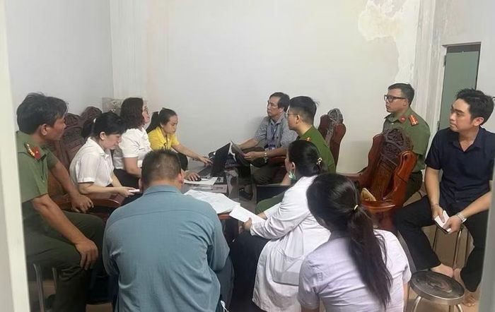  Ngành chức năng tỉnh Gia Lai làm việc với chủ cơ sở bánh mì Lâm Huyền (phường Quy Nhơn Đông). Ảnh: Phi Long 