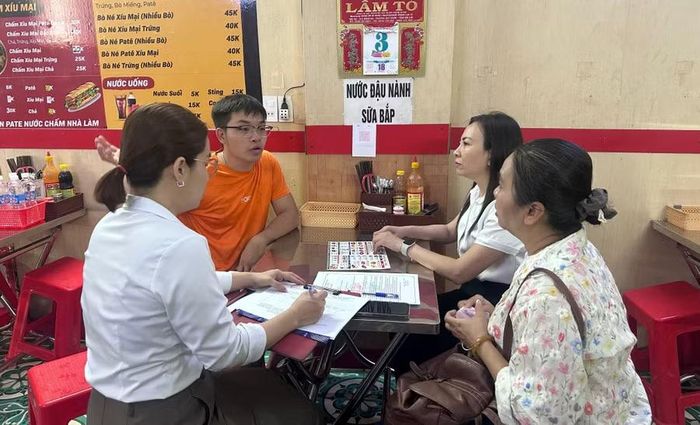  Lực lượng chức năng ra quân kiểm tra các cơ sở kinh doanh bánh mì trên địa bàn nhằm đảm bảo an toàn vệ sinh thực phẩm. Ảnh: Phi Long 