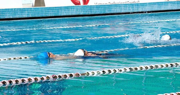  Các VĐV tranh tài ở nội dung 50 m cứu đuối (25 m bơi tự do và 25 m dìu người bị nạn). Ảnh: H.V 