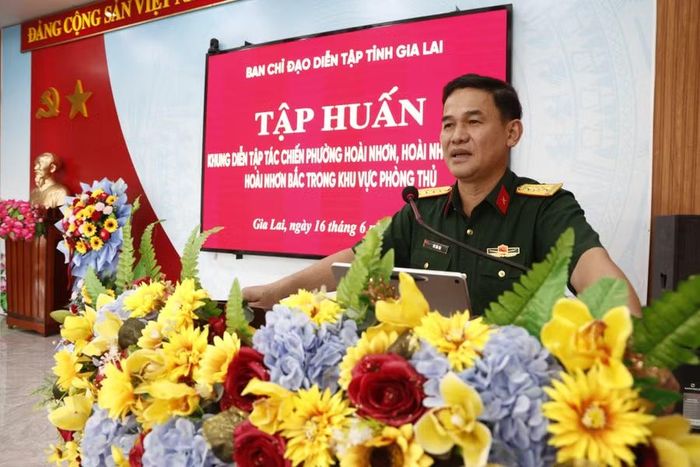 Đại tá Võ Tấn Tài - Chính ủy Bộ CHQS tỉnh phát biểu khai mạc lớp tập huấn. Ảnh: Thành Phúc