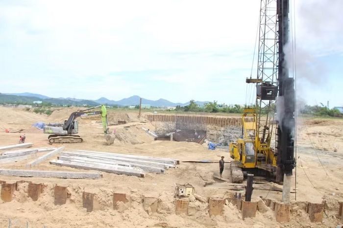  Nhà thầu huy động nhân công, máy móc đẩy nhanh tiến độ thi công. Ảnh: Trọng Lợi 
