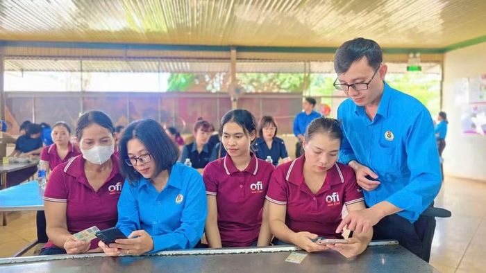 Các học viên được hướng dẫn sử dụng dịch vụ công trực tuyến. Ảnh: Bá Bính