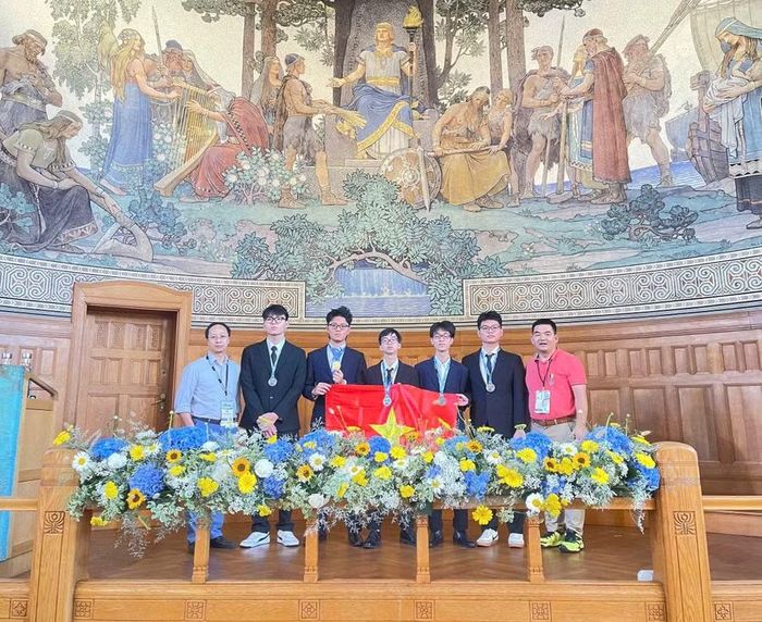 Em Nguyễn Vũ Mạnh Khang (thứ 2 từ phải sang) cùng đội tuyển Việt Nam tham dự EuPhO 2026. Ảnh: NVCC