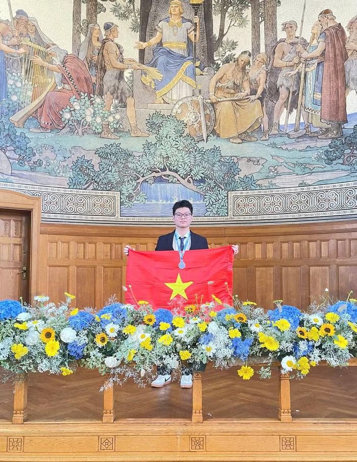 Em Nguyễn Vũ Mạnh Khang (học sinh Trường THPT chuyên Lê Quý Đôn, tỉnh Gia Lai) đã xuất sắc giành huy chương bạc Kỳ thi Olympic Vật lý châu Âu năm 2026. Ảnh: NVCC