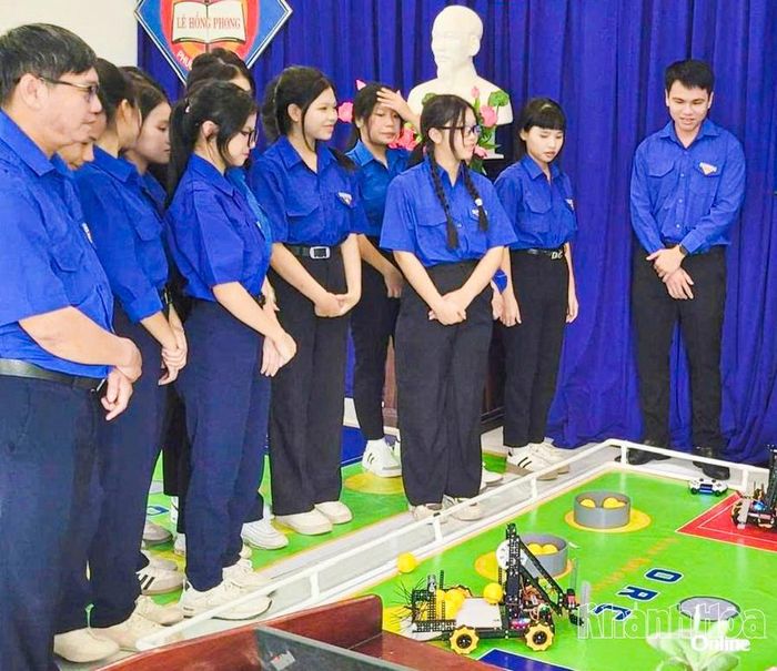 Hội Liên hiệp Thanh niên Việt Nam phường tổ chức tham quan, tập huấn về robotics cho đoàn viên, thanh niên.