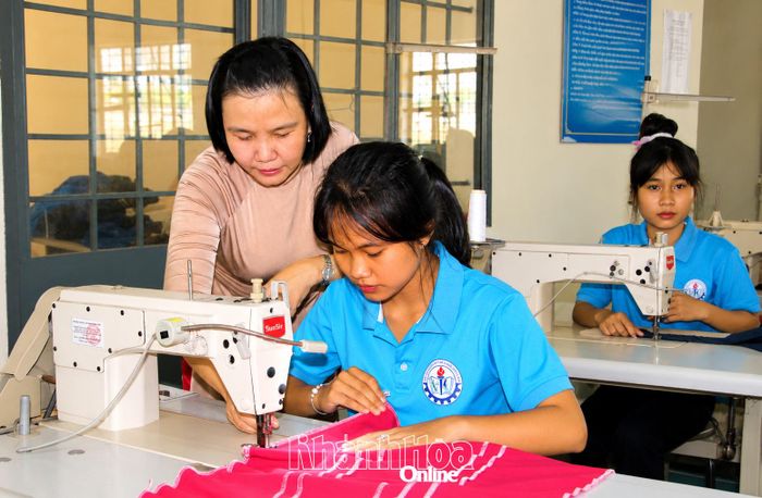 Dạy nghề may mặc cho lao động thuộc hộ nghèo ở khu vực Cam Ranh.