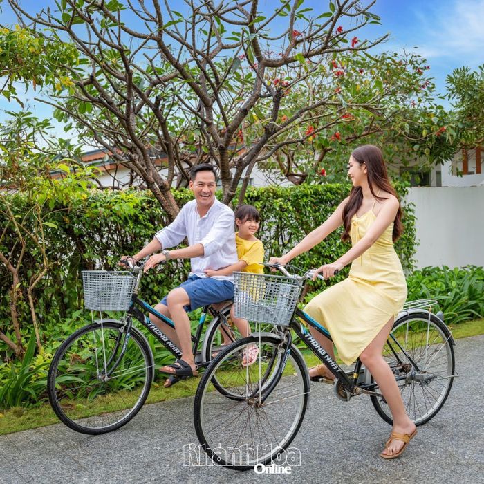 Du khách nghỉ dưỡng ở Khánh Hòa.