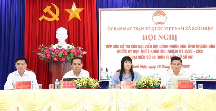 Các đại biểu HĐND tỉnh Khánh Hòa tại buổi tiếp xúc cử tri xã Suối Hiệp.