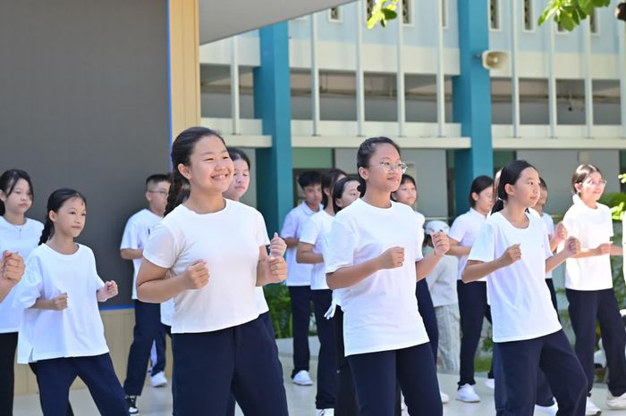 Các học sinh hăng say tập luyện đồng diễn flashmob.