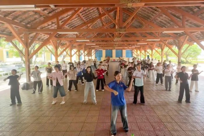Các bạn trẻ Trường Đại học Nha Trang tích cực tập luyện cho ngày hội tiếng Anh.
