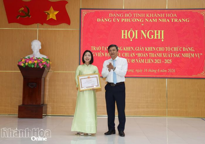 Ông Trần Nam Bình - Bí thư Đảng ủy, Chủ tịch HĐND phường Nam Nha Trang trao bằng khen của Ban Thường vụ Tỉnh ủy cho Chi bộ Trường THCS Nguyễn Hiền.