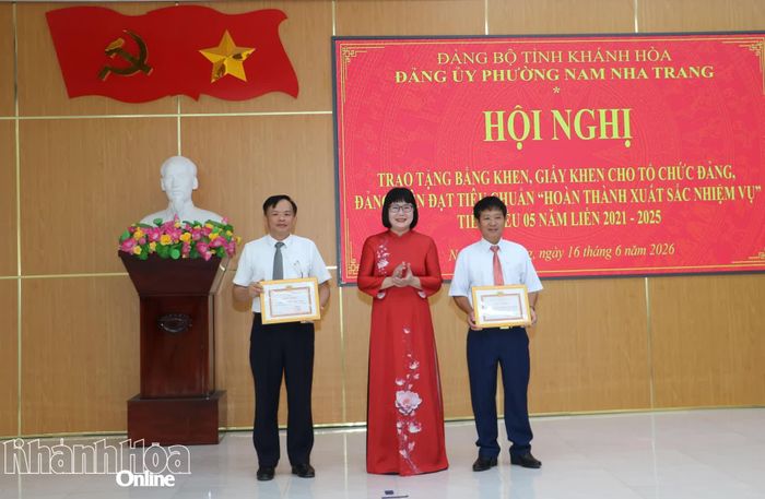 Bà Lê Thị Huyền - Phó Bí thư Thường trực Đảng ủy phường trao giấy khen cho các tổ chức đảng.