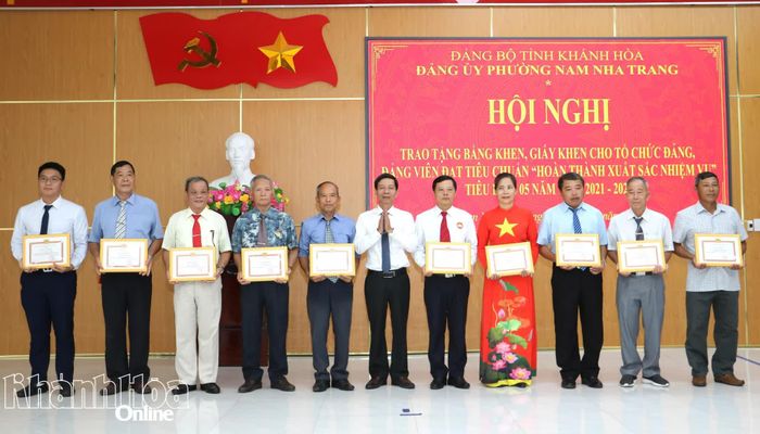 Ông Nguyễn Văn Minh - Phó Bí thư Đảng ủy, Chủ tịch UBND phường trao giấy khen cho các đảng viên.