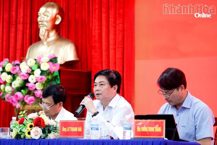 Đồng chí Lữ Thanh Hải phát biểu tại buổi tiếp xúc cử tri.