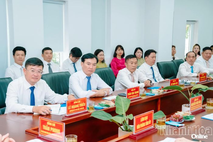 Lãnh đạo Báo và Phát thanh, Truyền hình Khánh Hòa dự buổi thăm và chúc mừng của đồng chí Bí thư Tỉnh ủy Trần Phong.