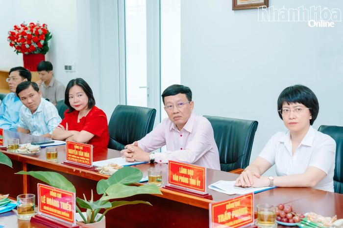 Lãnh đạo Văn phòng Tỉnh ủy, Ban Tuyên giáo và Dân vận Tỉnh ủy, Sở Văn hóa, Thể thao và Du lịch dự buổi thăm Báo và Phát thanh, Truyền hình Khánh Hòa.