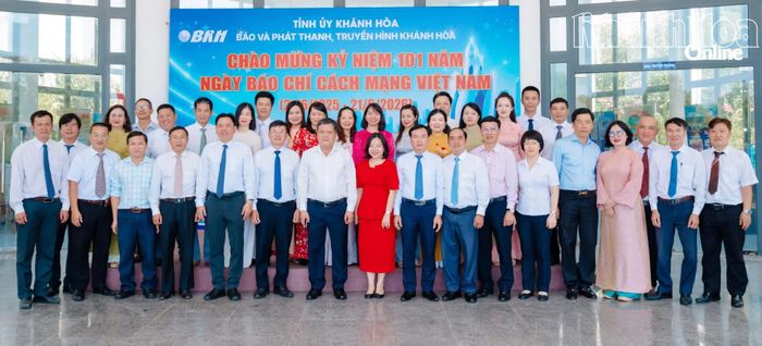 Đồng chí Bí thư Tỉnh ủy Trần Phong cùng các đại biểu chụp ảnh lưu niệm với tập thể cán bộ Báo và Phát thanh, Truyền hình Khánh Hòa.