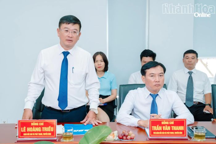 Nhà báo Lê Hoàng Triều - Giám đốc Báo và Phát thanh, Truyền hình Khánh Hòa báo cáo hoạt động của đơn vị.