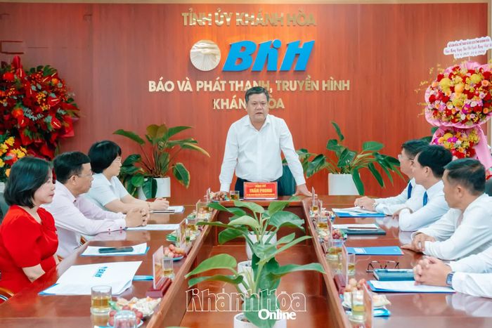 Đồng chí Bí thư Tỉnh ủy Trần Phong phát biểu tại buổi thăm Báo và Phát thanh, Truyền hình Khánh Hòa.