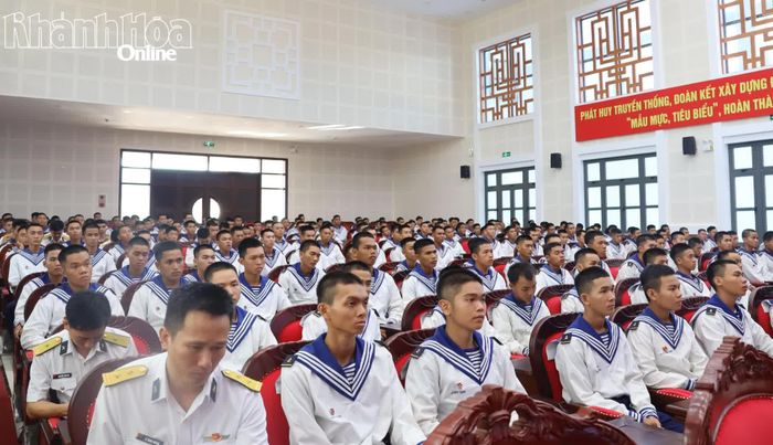 Các học viên dự khai mạc.