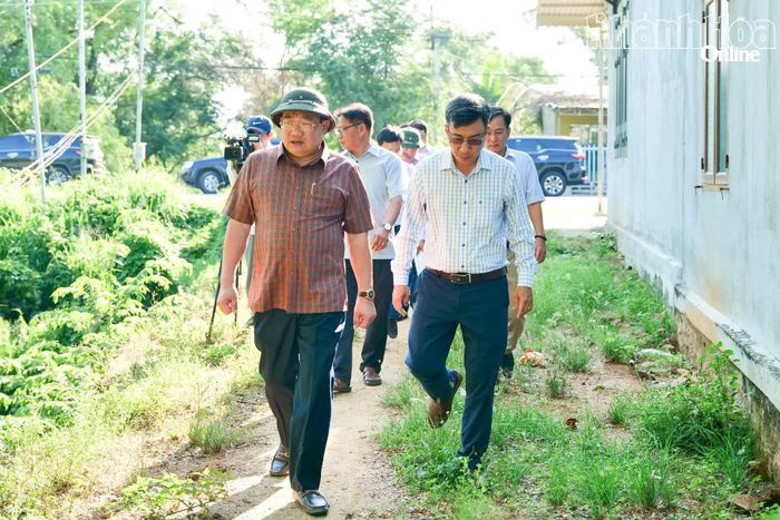 Đồng chí Trịnh Minh Hoàng cùng đoàn công tác kiểm tra khu vực có nguy cơ sạt lỡ tại xã Mỹ Sơn.