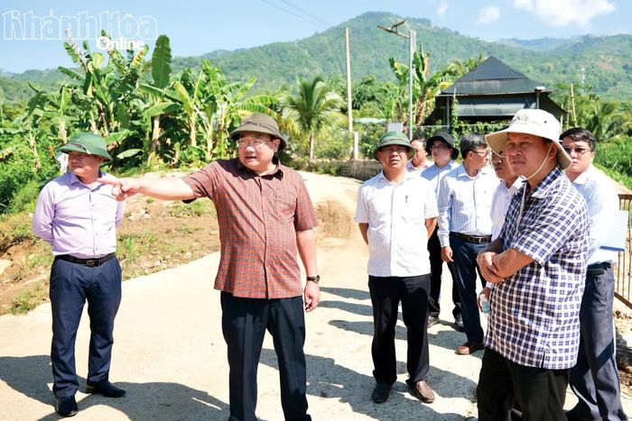 Đồng chí Trịnh Minh Hoàng kiểm tra khu vực xung yếu có nguy cơ ảnh hưởng bởi mưa lũ tại xã Lâm Sơn.