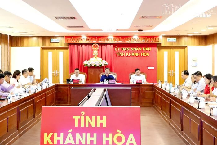 Quang cảnh cuộc họp.
