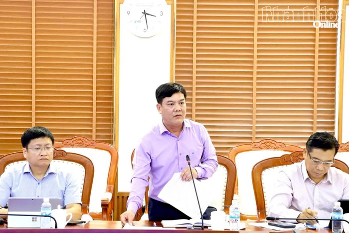 Lãnh đạo Sở Nông nghiệp và Môi trường báo cáo một số nội dung tại cuộc họp.
