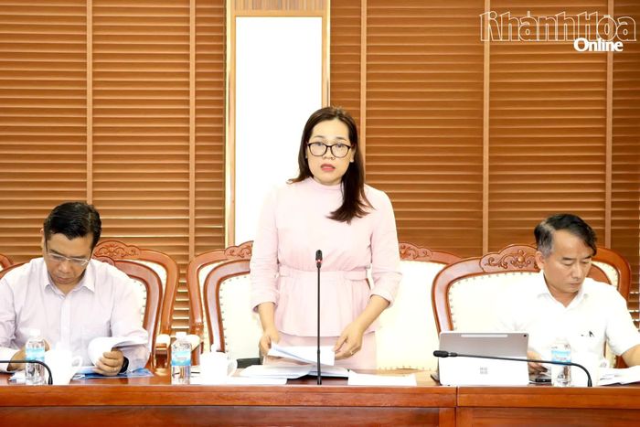 Lãnh đạo Sở Nội vụ báo cáo phương án tại cuộc họp.
