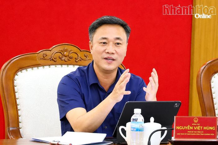 Đồng chí Nguyễn Việt Hùng phát biểu tại cuộc họp.