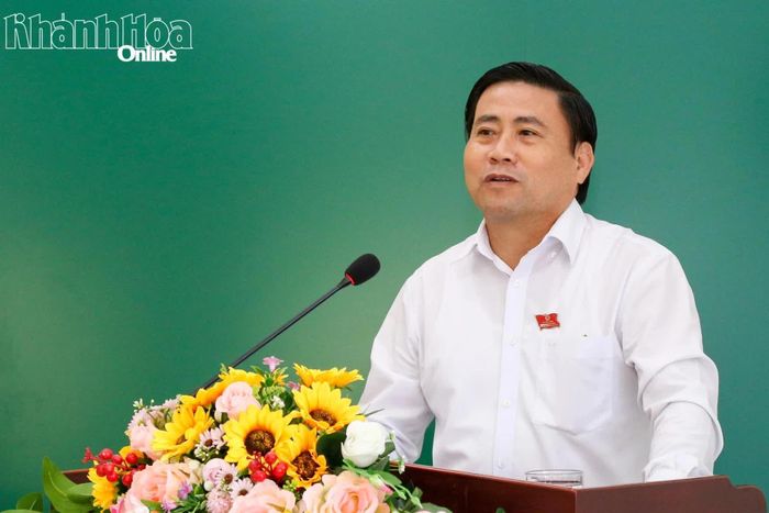 Đồng chí Lâm Đông phát biểu tại buổi tiếp xúc cử tri phường Ninh Chử.