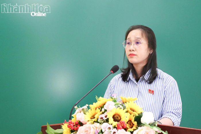 Đại biểu Trần Thị Phép báo cáo đến cử tri dự kiến chương trình Kỳ họp thứ 2, HĐND tỉnh khóa VIII.
