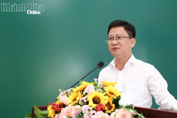 Lãnh đạo phường Ninh Chử phát biểu làm rõ một số vấn đề cử tri quan tâm.