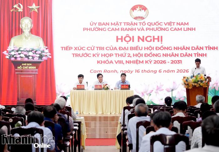 Quang cảnh buổi tiếp xúc cử tri.