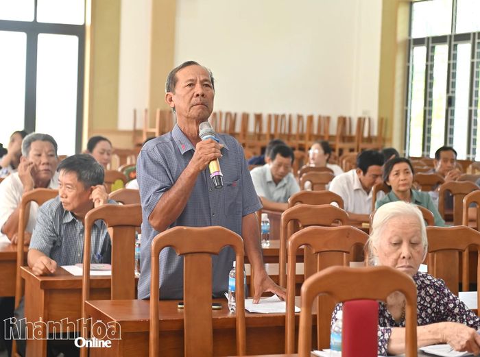 Cử tri kiến nghị tại buổi tiếp xúc.