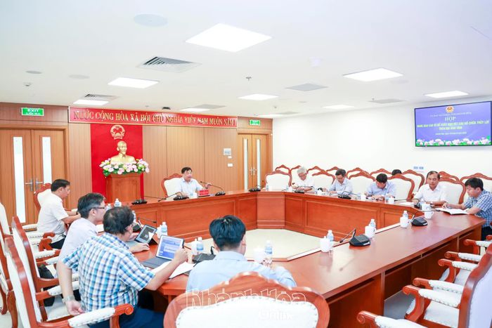 Quang cảnh cuộc họp.